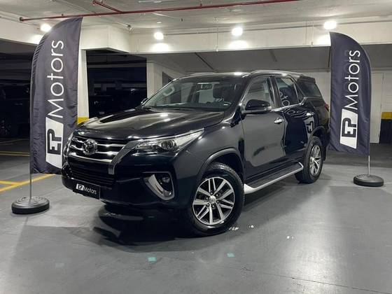 TOYOTA HILUX SW4 2.8 SRX 4X4 7 LUGARES 16V TURBO INTERCOOLER DIESEL 4P AUTOMÁTICO TOYOTA HILUX SW4 2.8 SRX 4X4 7 LUGARES 16V TURBO INTERCOOLER DIESEL 4P AUTOMÁTICO